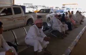 شاهد.. إجراءات تعسفية تمارسها السعودية ضد اليمنيين في منفذ الوديعة