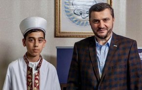 فتى يختم القرآن بتلاوة واحدة في المانيا