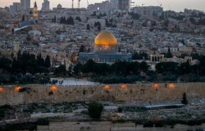 مئات المسلمين يحضرون مراسم تنظيف وتجهيز المسجد الأقصى 