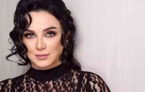 شاهد: الفنانة سلاف فواخرجي تتنكر بزي رجل وتضع شوارب!!
