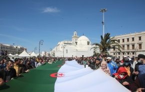 حكومة الجزائر تتهم أطرافا خارجية باستخدام الحراك الجديد