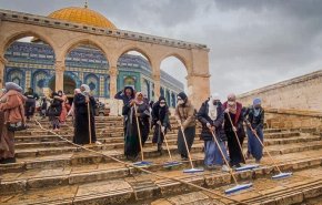 فيديو جميل لمقدسيين ينظفون المسجد الاقصی 