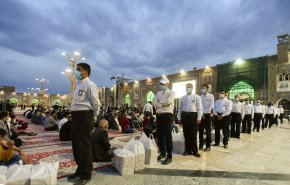 بالصور.. توزيع 20 ألف وجبة إفطار في الصحن الرضوي يوميا خلال شهر رمضان