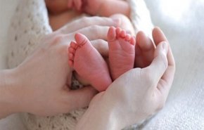 سيدة تحمل بطفلها الثاني بينما لم تنجب الأول بعد
