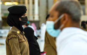 شاهد/ شرطية سعودية بزي عسكري عند الكعبة تثير الجدل