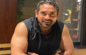 في مشهد مثير.. أسد يتناول قطعة لحم من فم ممثل مصري+صورة