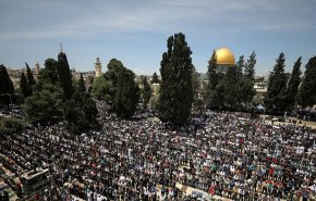 الفلسطينيون يتحدون الاحتلال ويحتشدون في المسجد الأقصى