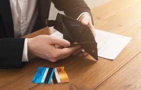 هل يمكن أن تؤدي الضغوط المالية إلى ألم بدني في السنوات اللاحقة؟