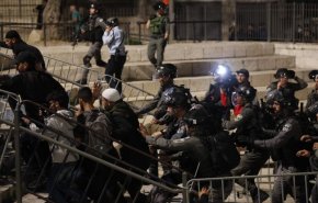 بالصور.. قوات الاحتلال تهاجم المصلين في باب العامود وتعتقل عددا منهم
