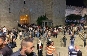 بالصور.. الفلسطينيون ينتصرون على الاحتلال ويزيلون الحواجز من باب العامود