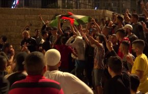 المقدسيون يزيلون الحواجز الحديدية من أمام باب العامود