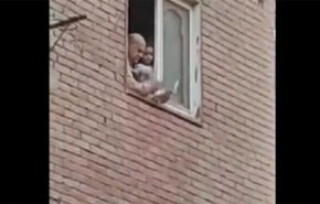 شاهد.. مصري يلقي أموالاً طائلة على المواطنين