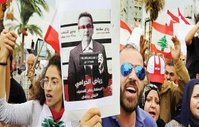 دهم مكتب شقيق رياض سلامة وختمه بالشمع الأحمر