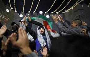 المقدسيون يواصلون التجمّع عند باب العامود رغم إجراءات الاحتلال