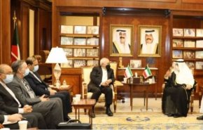 ظريف يلتقي نظيره الكويتي ويستعرض العلاقات الثنائية