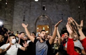تداعيات تأجيل الانتخابات الفلسطينية.. وهل تفك القيود الفرنسية الأزمة اللبنانية؟