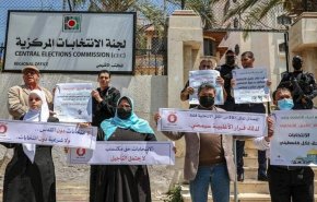 بالفيديو.. تظاهرات رافضة لقرار تأجيل الانتخابات في فلسطين