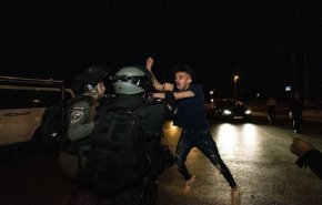 شاهد..الاحتلال يقمع مسيرة ضد تهجير أهالي الشيخ جراح 