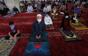 دولة عربية تمنع صلاة العيد