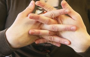 تعرف على أسباب تمنعك من طقطقة أصابعك