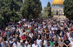 أكثر من 70 ألفا يؤدون صلاة الجمعة الأخيرة من رمضان في الأقصى