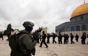 ساحة حرب.. هكذا تصدّى الفلسطينيون لاقتحام الاحتلال للأقصى