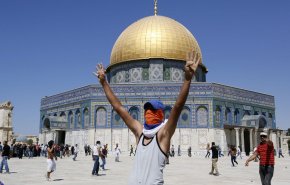 شاهد.. الاحتلال يحول الأقصى لساحة حرب وسقوط إصابات