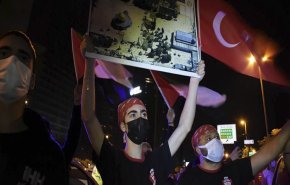  تجمع آلاف الأشخاص أمام القنصلية الاسرائيلية بإسطنبول منددين بالاعتداءات على الأقصى المبارك