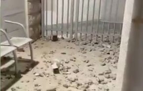 شاهد.. الشبان الفلسطينيون يهاجمون مركزا لشرطة الاحتلال