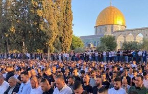 100 ألف فلسطيني يؤدون صلاة عيد الفطر في الأقصى +صور