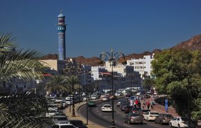 سلطنة عمان ترفع الحظر عن حركة الأفراد والمركبات والأنشطة التجارية اعتباراً من السبت

