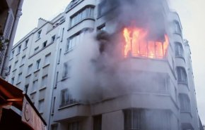 فيديو مروع.. امرأتان تقفزان من الطابق التاسع هربا من حريق