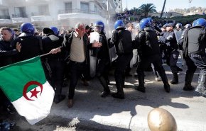الجزائر تعلن اعتقال عدداً من الأشخاص بينهم صحافيون خلال احتجاجات
