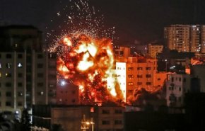 الإحتلال يرتكب مجزرة بحق عائلة فلسطينية ويدمر برج الجلاء