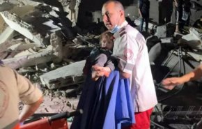 شاهد...طفل فلسطيني مضرج بدمائهِ يُخرج من تحت الركام فجر اليوم