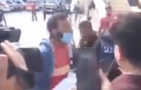 شاهد.. فلسطيني يتحدث عن المقاومة وهو يحمل طفله الشهيد