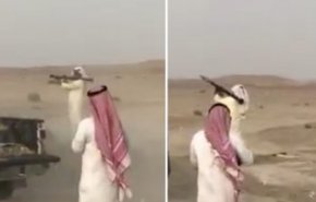 شاهد.. شخص يطلق 'صاروخ آر بي جي' خلال تشييع جثمان زعيم قبلي في العراق
