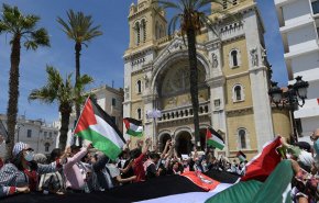 تونسيون يحاولون اقتحام البرلمان تضامنا مع الفلسطينيين
