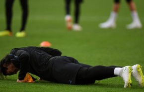 كشف عن قائمة منتخب بلاده فعوقب بأداء تمارين شاقة!
