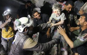 شاهد.. صدمة طفل أخرج من تحت الأنقاض في غزة
