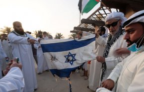 محتجون كويتيون يحرقون علم كيان الاحتلال و يهتفون 