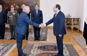 وزير النقل المصري يعترف للسيسي بخطأ ارتكبه
