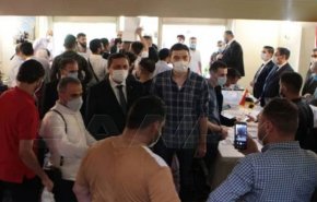 توافد السوريين يتواصل بكثافة الى مقر سفارتهم بطهران للإدلاء بأصواتهم