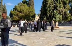 بالفيديو.. مستوطنون متطرفون يقتحمون الاقصى بحماية قوات الاحتلال