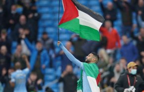 محرز يرفع العلم فلسطين اثناء احتفالاته بلقب الدوري الانجليزي
