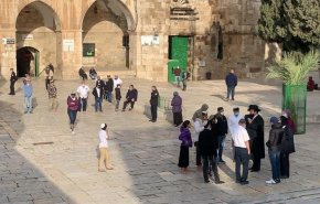 عشرات المستوطنين يقتحمون ساحات المسجد الأقصى
