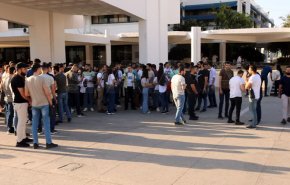 توافد السوريون على مراكز الاقتراع بجميع المناطق السورية