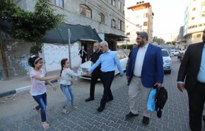 بالصور : متحديا الاحتلال - يحيى السنوار يتجول في قطاع غزة سيراً على الاقدام
