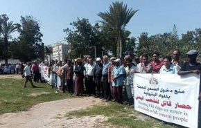 وقفة احتجاجية في الحديدة تندد باستمرار احتجاز سفن الوقود