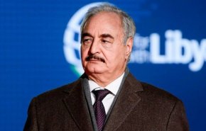 صور.. حفتر يحضر مباراة كرة قدم

